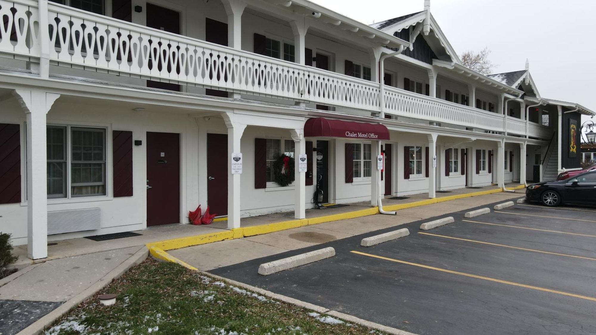 The Chalet Motel Mequon Exterior photo