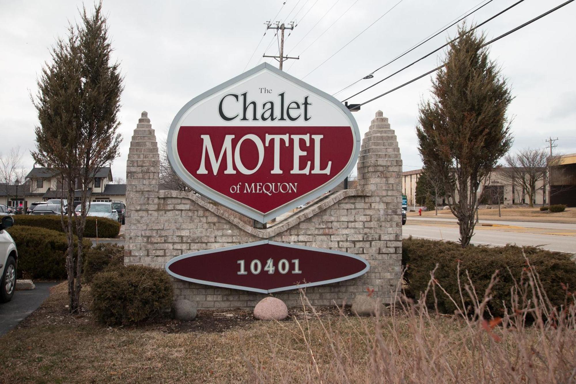 The Chalet Motel Mequon Exterior photo