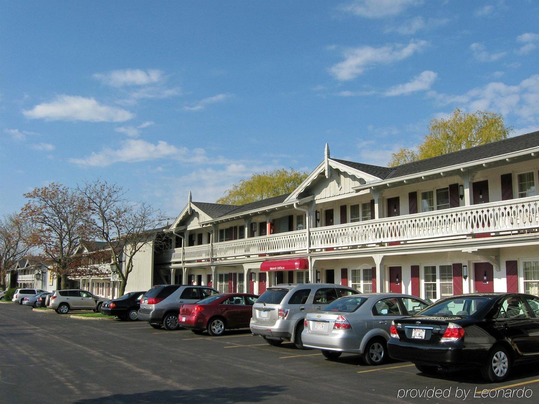 The Chalet Motel Mequon Exterior photo