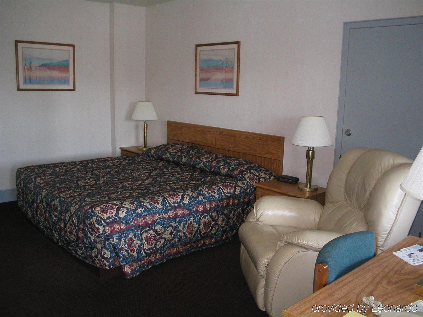 The Chalet Motel Mequon Room photo